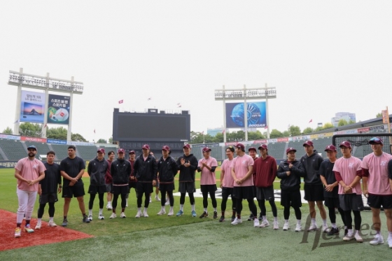 키움 선수단이 15일 잠실 LG전을 앞두고 스승의 날을 맞아 홍원기 감독(오른쪽)에게 감사 인사를 보내고 있다. /사진=키움 히어로즈 제공