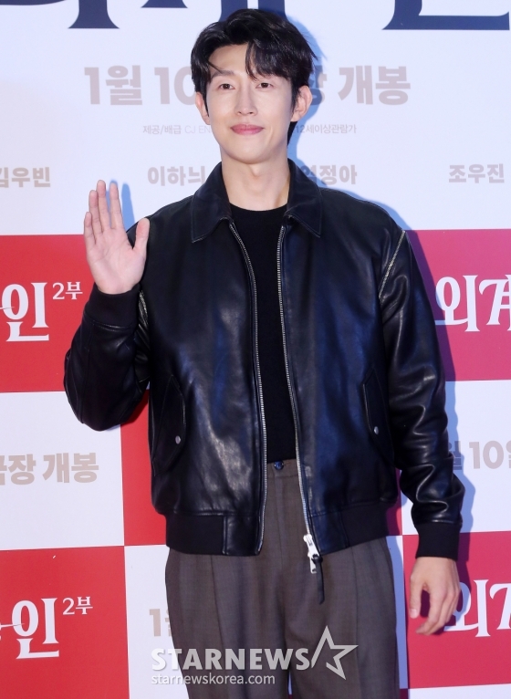 배우 강기영이 5일 오후 서울 용산구 아이파크몰 CGV에서 진행된 영화 '외계+인 2부' VIP시사회에 참석해 포즈를 취하고 있다. '외계+인' 2부는 치열한 신검 쟁탈전 속 숨겨진 비밀이 밝혀지는 가운데 현재로 돌아가 모두를 구하려는 인간과 도사들의 이야기를 그린 영화. 1부의 주역 류준열, 김태리, 김우빈, 염정아, 조우진, 김의성의 시너지와 더불어 1부에서 감춰졌던 활약을 펼칠 이하늬와 새롭게 합류한 맹인 검객 '능파' 역의 진선규가 더욱 풍성한 재미를 전할 예정이다. /사진=김창현