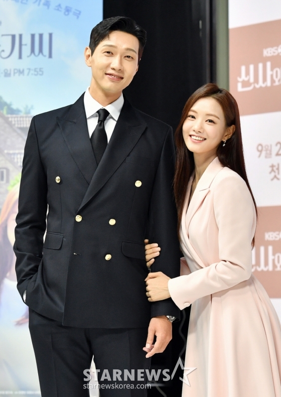배우 지현우, 이세희가 24일 오후 온라인으로 진행된 KBS 2TV 주말드라마 '신사와 아가씨' 제작발표회에 참석해 포즈를 취하고 있다. '신사와 아가씨'는 자신의 선택에 책임을 다하고 행복을 찾아가는 '신사'와 흙수저 '아가씨'가 만나면서 벌어지는 파란만장한 이야기를 담은 드라마다. '오케이 광자매' 후속으로 오는 25일 첫 방송된다. / 사진제공 = KBS