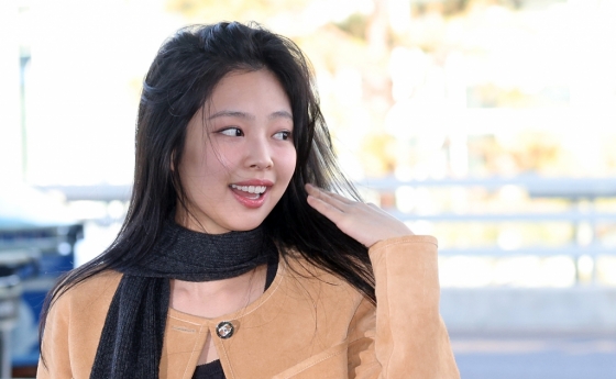 (인천공항=뉴스1) 박정호 기자 = 블랙핑크(BLACKPINK) 제니가 샤넬 컬렉션 쇼 참석 차 프랑스 파리로 출국하기 위해 2일 인천국제공항에 도착해 이동하고 있다. 2024.3.2/뉴스1 Copyright (C) 뉴스1. All rights reserved. 무단 전재 및 재배포, AI학습 이용 금지. /사진=(인천공항=뉴스1) 박정호 기자