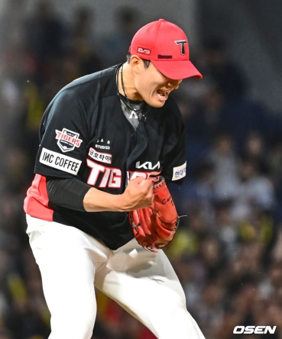 KIA 김도현이 17일 창원 NC전에서 7회 말 서호철을 삼진으로 잡은 후 포효하고 있다.