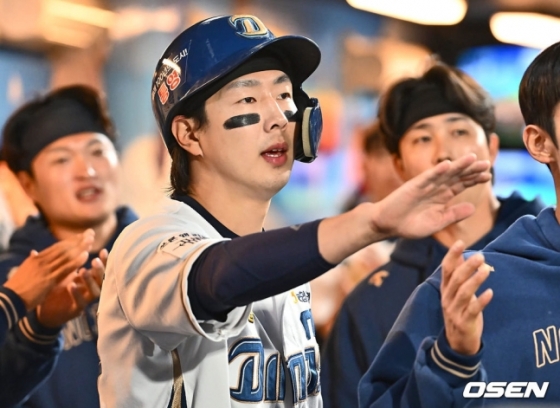 NC 박건우가 17일 창원 KIA전에서 3회 득점에 성공한 후 하이파이브를 하고 있다.
