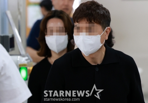[서울=뉴시스] 이영환 기자 = 방송인 박수홍 씨의 출연료 등을 횡령한 혐의를 받는 친형 박모 씨와 배우자 이모 씨가 17일 오후 서울 서초구 서울고법에서 열린 항소심 1차 공판에 출석하고 있다. 2024.05.17. 20hwan@newsis.com /사진=이영환