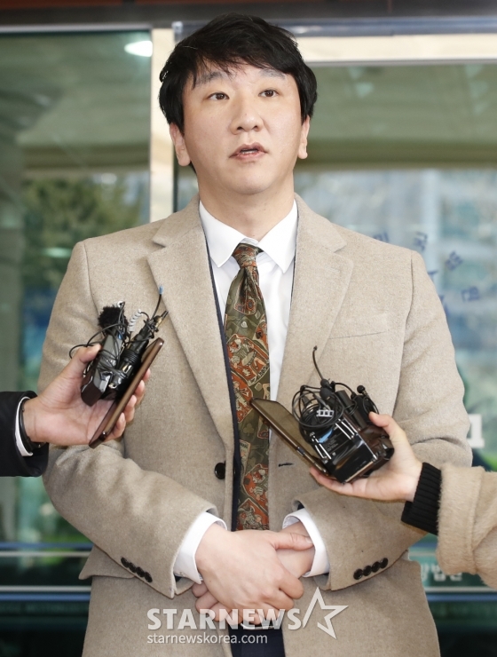(서울=뉴스1) 권현진 기자 = 박수홍의 법률 대리를 맡은 노종언 변호사가 14일 오후 서울 마포구 서울서부지방법원에서 박 씨의 친형 부부가 출연료 등을 빼돌린 혐의로 열린 1심 선고 공판을 마친 뒤 인터뷰를 하고 있다. 노 변호사는 이날 "아주 낮은 형량이라고 생각한다"라며 "탈세는 주된 것이 아니라 부수적인 것이고, 주된 정황은 박씨가 박수홍씨가 벌어들인 재산을 착복한 것에 있는 것"이라며 "검찰과 상의해 항소를 적극적으로 할 예정"이라고 강조했다. 한편 박수홍의 친형 부부는 2011년부터 2021년까지 10년간 박 /사진=(서울=뉴스1) 권현진 기자