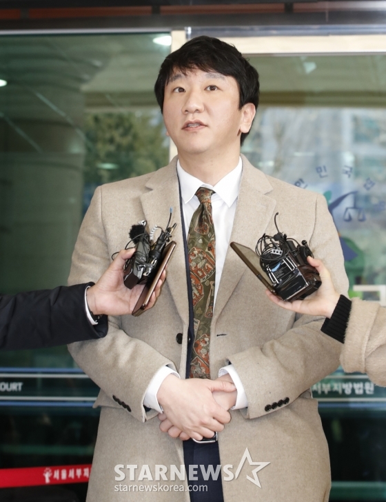 (서울=뉴스1) 권현진 기자 = 박수홍의 법률 대리를 맡은 노종언 변호사가 14일 오후 서울 마포구 서울서부지방법원에서 박씨의 친형 부부에대해 출연료 등을 빼돌린 혐의로 열린 1심 선고 공판을 마친 뒤 인터뷰를 하고 있다. 노 변호사는 이날 "아주 낮은 형량이라고 생각한다"라며 "탈세는 주된 것이 아니라 부수적인 것이고, 주된 정황은 박씨가 박수홍씨가 벌어들인 재산을 착복한 것에 있는 것"이라며 "검찰과 상의해 항소를 적극적으로 할 예정"이라고 강조했다. 한편 박수홍의 친형 부부는 2011년부터 2021년까지 10년간 /사진=(서울=뉴스1) 권현진 기자