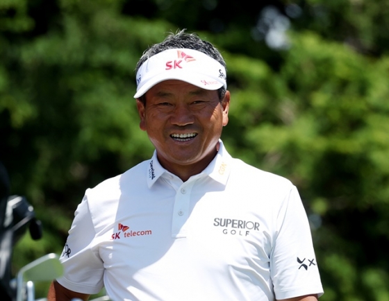 최경주가 17일 KPGA 투어 SK텔레콤 오픈 2라운드 경기 도중 취재진 카메라를 바라보며 미소를 짓고 있다. /사진=KPGA 제공