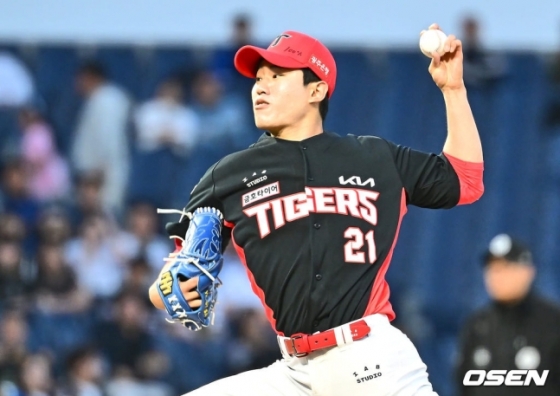 KIA 김사윤이 17일 창원 NC전에서 투구하고 있다.