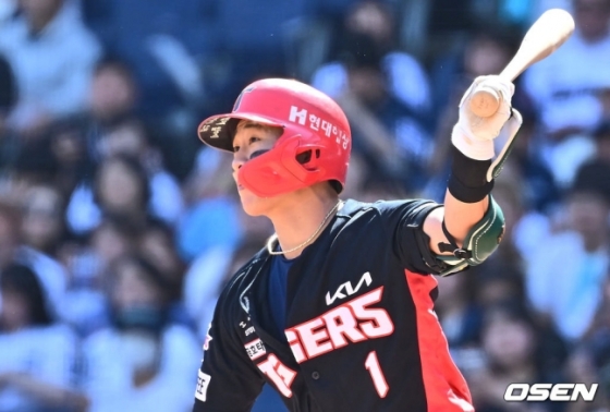 KIA 박찬호가 19일 창원 NC전에서 5회 초 1타점 적시타를 때려내고 있다.