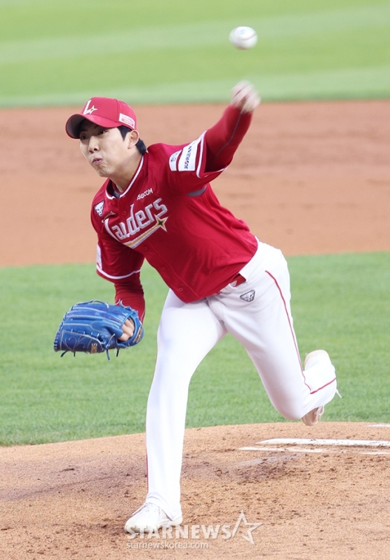 '2024 신한 SOL 뱅크 KBO리그' LG-SSG전이 8일 서울 잠실야구장에서 열렸다. SSG 선발 오원석이 역투하고 있다. /사진=김진경 대기자