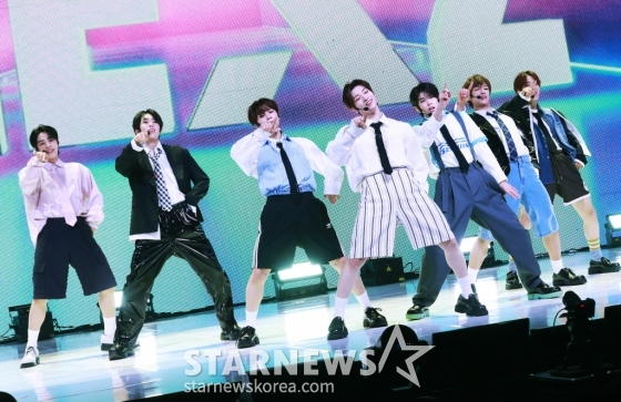 JYP엔터테인먼트의 새 보이그룹 넥스지(NEXZ)가 20일 오후 서울 광진구 예스24라이브홀에서 진행된 첫 싱글 '라이드 더 바이브'(Ride the Vibe) 발매기념 쇼케이스에서 신곡을 선보이고 있다. 'Next Z(G)eneration'을 축약한 넥스지의 데뷔곡 '라이드 더 바이브'는 감각적이면서도 실험적인 분위기 안에서 다양하게 변주되는 사운드가 리스닝 포인트다. /2024.05.20 /사진=이동훈