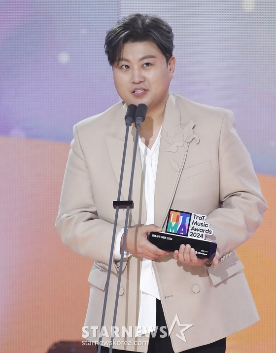 (서울=뉴스1) 권현진 기자 = 가수 김호중이 12일 오후 서울 마포구 상암동 SBS 프리즘타워에서 열린 '트롯뮤직어워즈 2024'에서 '최고의 가수상'을 수상한 뒤 소감을 말하고 있다. 2024.4.12/뉴스1 Copyright (C) 뉴스1. All rights reserved. 무단 전재 및 재배포, AI학습 이용 금지. /사진=(서울=뉴스1) 권현진 기자