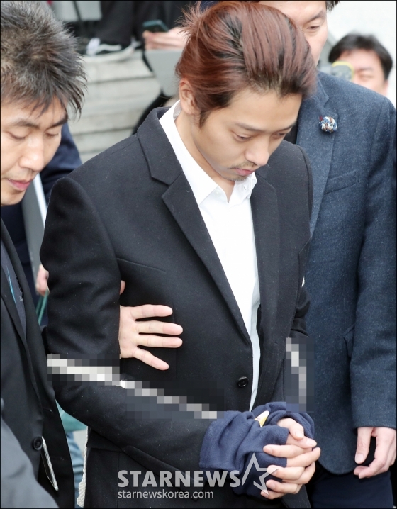 성관계 동영상 불법 촬영 및 유포 혐의로 구속된 가수 정준영이 29일 서울 종로경찰서에서 서울지방검찰청으로 송치되고 있다.