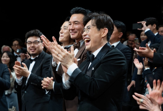 (칸=뉴스1) 이준성 기자 = 20일(현지시간) 프랑스 남부 소도시 칸 팔레 데 페스티발(Palais des Festival) 뤼미에르 대극장에서 제77회 칸 국제영화제(Cannes Film Festival 2024) 미드나잇 스크리닝 부문에 초청된 영화 ‘베테랑2’의 월드 프리미어 시사회 종료 후 류승완 감독과 배우 황정민, 정해인, 그리고 관객들이 일어나 박수를 치며 환호하고 있다. (김은진 제공) 2024.5.21/뉴스1 Copyright (C) 뉴스1. All rights reserved. 무단 전재 및 재배포, A /사진=(칸=뉴스1) 이준성 기자