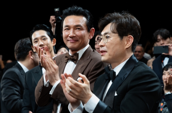(칸=뉴스1) 이준성 기자 = 20일(현지시간) 프랑스 남부 소도시 칸 팔레 데 페스티발(Palais des Festival) 뤼미에르 대극장에서 제77회 칸 국제영화제(Cannes Film Festival 2024) 미드나잇 스크리닝 부문에 초청된 영화 ‘베테랑2’의 월드 프리미어 시사회 종료 후 류승완 감독과 배우 황정민, 정해인, 그리고 관객들이 일어나 박수를 치며 환호하고 있다. (김은진 제공) 2024.5.21/뉴스1 Copyright (C) 뉴스1. All rights reserved. 무단 전재 및 재배포, A /사진=(칸=뉴스1) 이준성 기자