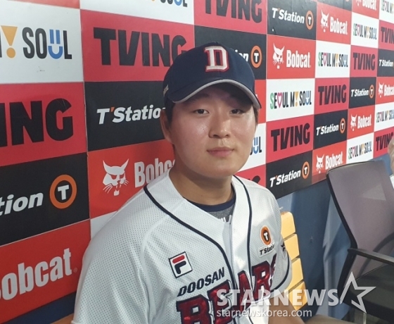 두산 김택연이 21일 잠실 SSG전에서 데뷔 첫 세이브를 올리고 취재진과 인터뷰에 임하고 있다. /사진=김동윤 기자