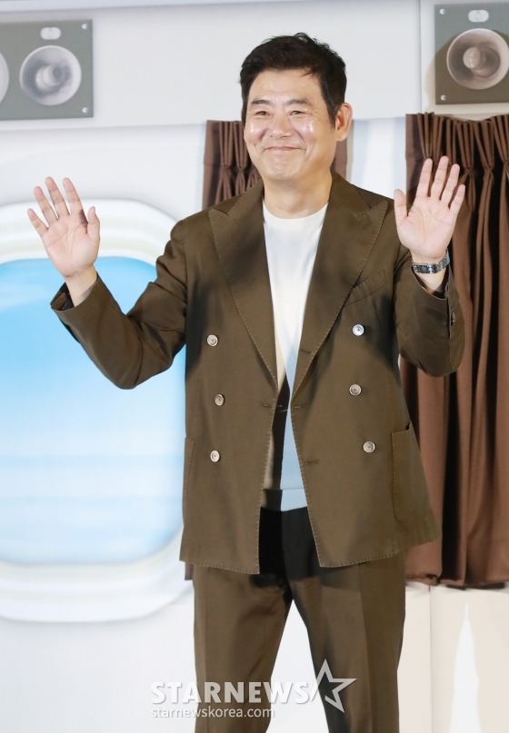 배우 성동일이 22일 오전 서울 CGV용산아이파크몰에서 진행된 영화 '하이재킹'(감독 김성한) 제작발표회에 참석해 포즈를 취하고 있다. 1971년 대한민국 상공, 여객기가 공중 납치되면서 벌어지는 극한의 상황을 담은 영화 ‘하이재킹’은 6월 21일 개봉한다. /2024.05.22 /사진=이동훈