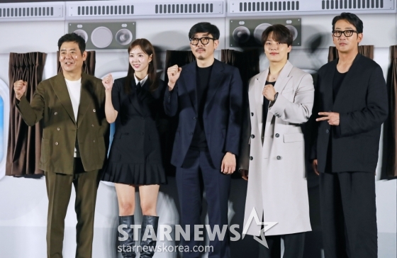 배우 성동일, 채수빈, 김성한 감독, 배우 여진구, 하정우가 22일 오전 서울 CGV용산아이파크몰에서 진행된 영화 '하이재킹'(감독 김성한) 제작발표회에 참석해 포즈를 취하고 있다. 1971년 대한민국 상공, 여객기가 공중 납치되면서 벌어지는 극한의 상황을 담은 영화 ‘하이재킹’은 6월 21일 개봉한다. /2024.05.22 /사진=이동훈