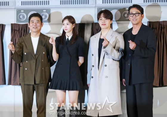 배우 성동일, 채수빈, 여진구, 하정우가 22일 오전 서울 CGV용산아이파크몰에서 진행된 영화 '하이재킹'(감독 김성한) 제작발표회에 참석해 포즈를 취하고 있다. 1971년 대한민국 상공, 여객기가 공중 납치되면서 벌어지는 극한의 상황을 담은 영화 ‘하이재킹’은 6월 21일 개봉한다. /2024.05.22 /사진=이동훈