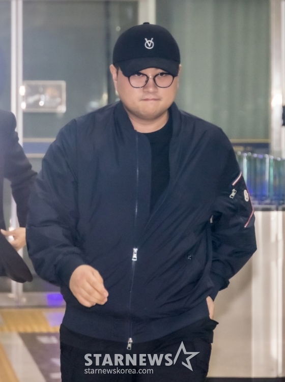 (서울=뉴스1) 김민지 기자 = 뺑소니 혐의와 음주 운전 의혹을 받는 트로트 가수 김호중이 21일 오후 서울 강남경찰서에서 조사를 마치고 나오고 있다. (공동취재) 2024.5.21/뉴스1 Copyright (C) 뉴스1. All rights reserved. 무단 전재 및 재배포, AI학습 이용 금지. /사진=(서울=뉴스1) 김민지 기자