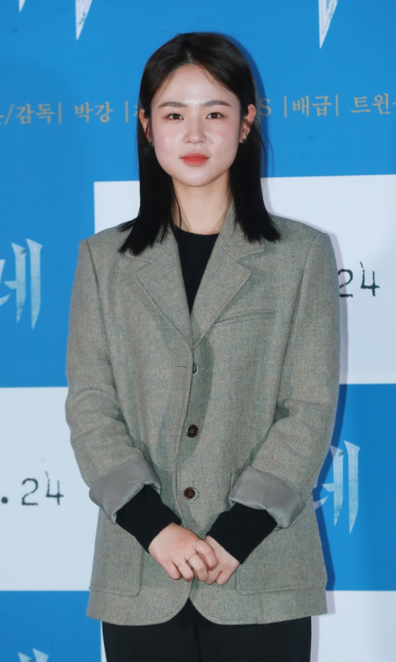 배우 심은우가 17일 오후 서울 CGV용산아이파크몰에서 진행된 영화 '세이레'(감독 박강) 언론배급시사회에 참석해 포즈를 취하고 있다. 태어난 지 21일이 채 되지 않은 아기의 아빠 우진(서현우 분)이 외부의 출입을 막고 부정한 것을 조심해야하는 세이레의 금기를 깨고, 과거의 연인 세영(류아벨 분)의 장례식장에 다녀온 뒤부터 벌어지는 기이한 일들을 그린 미스터리 심리 스릴러 '세이레'는 오는 24일 개봉한다. /2022.11.17