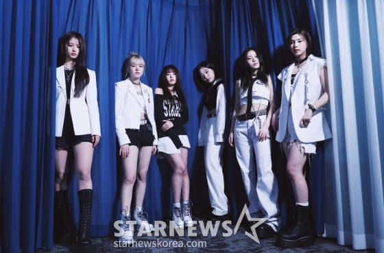 걸그룹 엔믹스(NMIXX)가 서울 종로구 스타뉴스 사옥에서 진행된 '2023 아시아 아티스트 어워즈 인 필리핀'(2023 Asia Artist Awards IN THE PHILIPPINES, 이하 2023 AAA) 수상 인터뷰에 앞서 포즈를 취하고 있다. 엔믹스는 '2023 AAA'에서 AAA 베스트 초이스와 아이콘상을 수상했다. /사진=김창현 기자