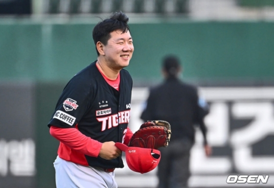 KIA 이우성이 23일 사직 롯데전에서 1회 초 2타점 적시타를 때린 후 공수교대 때 미소를 짓고 있다.