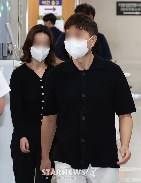 (서울=뉴스1) 김성진 기자 = 개그맨 박수홍의 출연료 등 62억 원을 빼돌린 혐의를 받는 친형 박 모씨와 형수 이 모씨가 17일 서울 서초구 서울고등법원에서 열린 특정경제범죄가중처벌등에관한법률위반(횡령)등 항소심 1차 공판에 출석하고 있다. 2024.5.17/뉴스1 Copyright (C) 뉴스1. All rights reserved. 무단 전재 및 재배포, AI학습 이용 금지. /사진=(서울=뉴스1) 김성진 기자