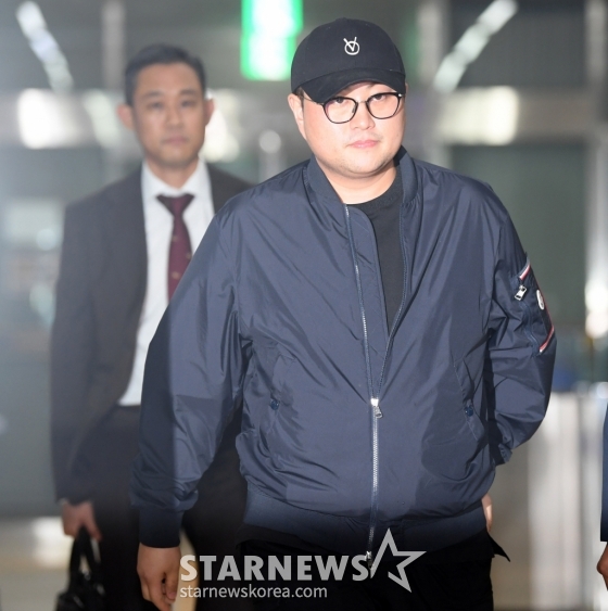 (서울=뉴스1) 김민지 기자 = 뺑소니 혐의와 음주 운전 의혹을 받는 트로트 가수 김호중이 21일 오후 서울 강남경찰서에서 조사를 마치고 나오고 있다. (공동취재) 2024.5.21/뉴스1 Copyright (C) 뉴스1. All rights reserved. 무단 전재 및 재배포, AI학습 이용 금지. /사진=(서울=뉴스1) 김민지 기자