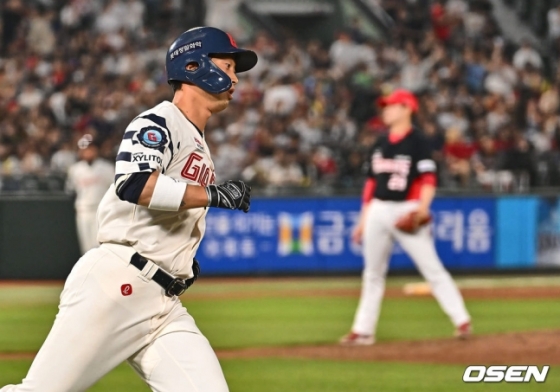 롯데 이학주(왼쪽)가 23일 사직 KIA전에서 8회 말 솔로홈런을 기록하고 있다.
