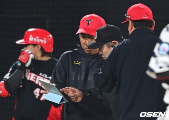 KIA 이범호 감독(왼쪽 2번째)이 23일 사직 롯데전에서 7회 초 박찬호의 삼진 상황에 대해 심판진에게 설명을 듣고 있다.