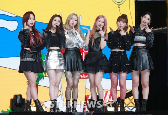 걸그룹 로켓펀치(Rocket Punch)가 28일 오후 서울 광진구 예스24 라이브홀에서 진행된 네 번째 미니앨범 '옐로 펀치'(YELLOW PUNCH) 발매기념 쇼케이스에 참석해 포즈를 취하고 있다. 로켓펀치의 '컬러 컬렉션'의 네 번째 시리즈로, 빛에 가장 가까운 컬러인 노란색과 빛나는 조명 아래 자신감 넘치게 걸어가는 모델의 런웨이를 모티브로 한 앨범 '옐로 펀치'는 타이틀곡 '치키타'를 비롯해 '옐로 펀치', '주인공?