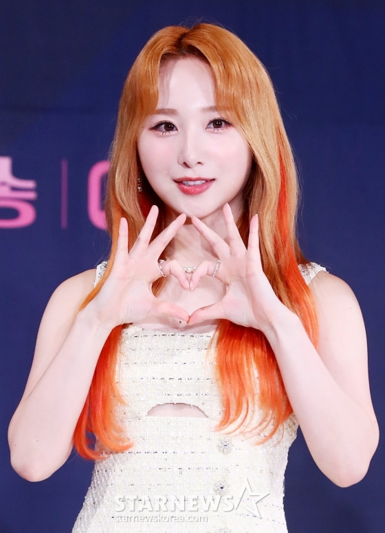 로켓펀치 쥬리가 13일 오후 서울 종로구 부암동 AW컨벤션에서 진행된 엠넷 '퀸덤퍼즐' 제작발표회에 참석해 포즈를 취하고 있다. '퀸덤퍼즐'은 기존 활동하던 걸그룹 멤버 또는 여성 아티스트들을 퍼즐처럼 맞춰 최상의 조합을 완성하는 프로그램으로, 그룹 소녀시대 멤버 태연이 MC를 맡고 3, 4세대 걸그룹 멤버들이 총출동한다. '퀸덤퍼즐'에는 26명의 여성 아티스트가 도전장을 던졌다. 주이(모모랜드), 여름(우주소녀), 엘리(위키미키), 보라·지원·채린(체리블렛), 유키