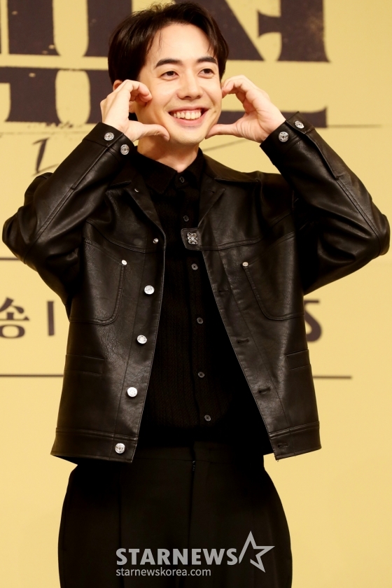 배우 이강욱이 24일 오후 서울 목동 SBS에서 열린 금토드라마 '커넥션' 제작발표회에 참석해 포즈를 취하고 있다. 드라마 '커넥션'은 누군가에 의해 마약에 강제로 중독된 마약팀 에이스 형사가 변질된 우정, 그 커넥션의 전말을 밝혀내는 중독추적서스펜스로 24일 첫 방송된다. 2024.05.24 /사진=임성균