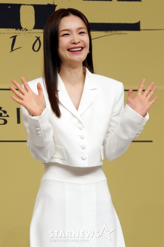 배우 전미도가 24일 오후 서울 목동 SBS에서 열린 금토드라마 '커넥션' 제작발표회에 참석해 포즈를 취하고 있다. 드라마 '커넥션'은 누군가에 의해 마약에 강제로 중독된 마약팀 에이스 형사가 변질된 우정, 그 커넥션의 전말을 밝혀내는 중독추적서스펜스로 24일 첫 방송된다. 2024.05.24 /사진=임성균