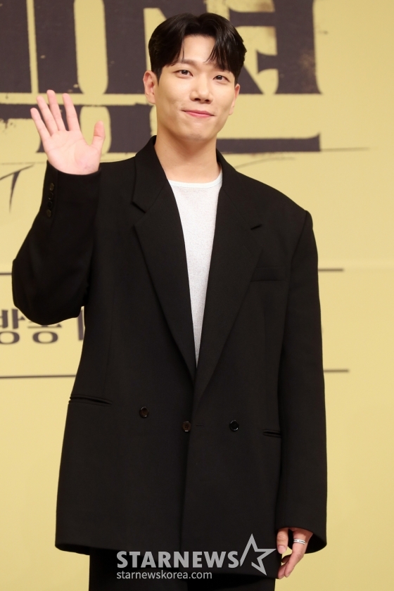배우 김경남이 24일 오후 서울 목동 SBS에서 열린 금토드라마 '커넥션' 제작발표회에 참석해 포즈를 취하고 있다. 드라마 '커넥션'은 누군가에 의해 마약에 강제로 중독된 마약팀 에이스 형사가 변질된 우정, 그 커넥션의 전말을 밝혀내는 중독추적서스펜스로 24일 첫 방송된다. 2024.05.24 /사진=임성균