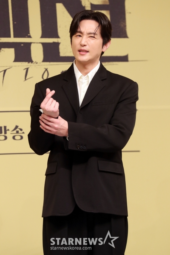 배우 권율이 24일 오후 서울 목동 SBS에서 열린 금토드라마 '커넥션' 제작발표회에 참석해 포즈를 취하고 있다. 드라마 '커넥션'은 누군가에 의해 마약에 강제로 중독된 마약팀 에이스 형사가 변질된 우정, 그 커넥션의 전말을 밝혀내는 중독추적서스펜스로 24일 첫 방송된다. 2024.05.24 /사진=임성균