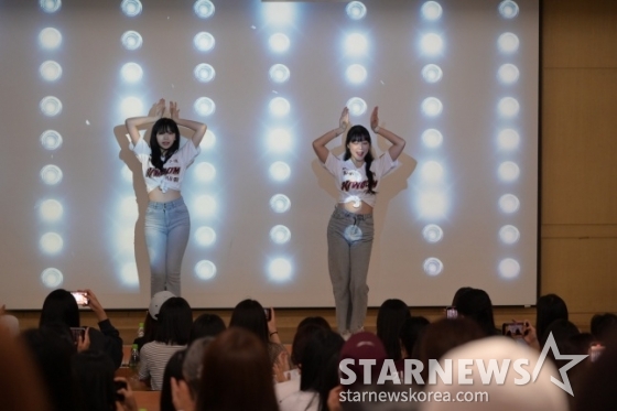 키움 히어로즈 치어리더 김주선(왼쪽), 김하나가 24일 서울 청파동에 위치한 숙명여대 진리관에서 열린 '2024 히어로즈 여대특강'에서 학생들에게 응원법을 알려주고 있다. /사진=김동윤 기자