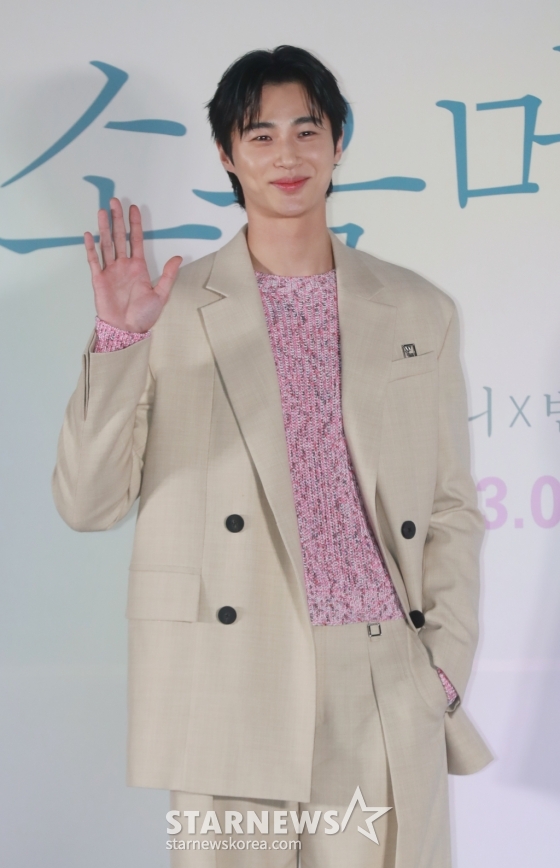 배우 변우석이 28일 오후 서울 롯데시네마 건대입구점에서 진행된 영화 '소울메이트'(감독 민용근) 언론시사회에 참석해 포즈를 취하고 있다. 첫 만남부터 서로를 알아본 두 친구 미소와 하은, 진우가 기쁨, 슬픔, 설렘, 그리움까지 모든것을 함께 한 이야기 '소울메이트'는 3월 15일 개봉한다. /2023.02.28