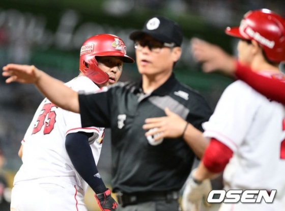 SSG 한유섬(맨 왼쪽)이 지난해 9월 21일 인천 LG전 8회말 1사 만루서 우효동(가운데) 1루심의 판정을 바라보고 있다.