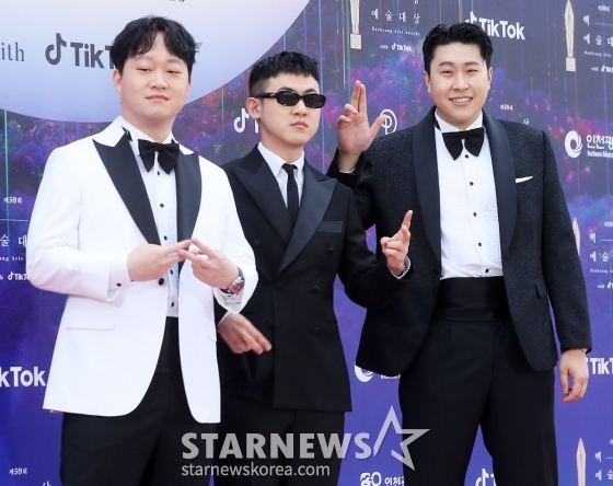피식대학 정재형, 김민수, 이용주가 28일 오후 인천 중구 파라다이스시티에서 진행된 '제59회 백상예술대상' 레드카펫 행사에 참석해 포즈를 취하고 있다. '백상예술대상'은 지난 1년간 TV·영화·연극 분야에서 활약한 대중문화 예술계 종사자들이 총출동해 축제를 즐기고 서로를 격려하는 자리다. 2023.04.28