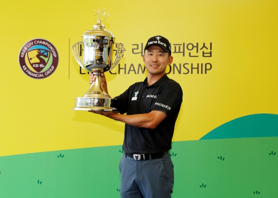 한승수가 26일 경기도 이천 블랙스톤 골프클럽(파72)에서 한국프로골프(KPGA) KB금융 리브 챔피언십(총상금 7억원)에서 우승을 차지하고 트로피를 들어올리고 있다. /사진=KPGA 제공
