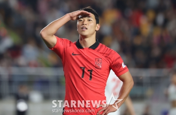 (수원=뉴스1) 김도우 기자 = 17일 오후 경기 수원시 팔달구 수원월드컵경기장에서 열린 축구 국가대표 평가전 대한민국과 베트남의 경기, 황희찬이 득점 후 기뻐하고 있다. 2023.10.17/뉴스1 Copyright (C) 뉴스1. All rights reserved. 무단 전재 및 재배포, AI학습 이용 금지. /사진=(수원=뉴스1) 김도우 기자