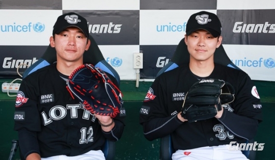 전 롯데 배성근에게 선물받은 글러브를 착용한 정우준(왼쪽)과 홍민기. /사진=롯데 자이언츠 제공