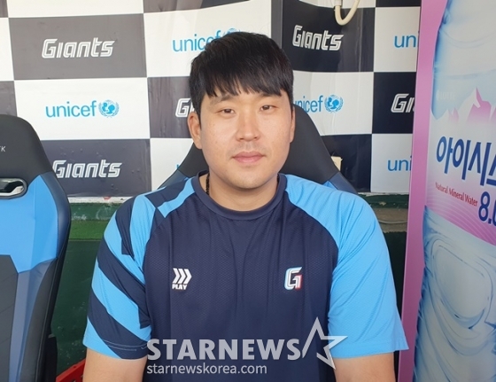 롯데 유강남이 취재진과 인터뷰를 하고 있다. /사진=양정웅 기자