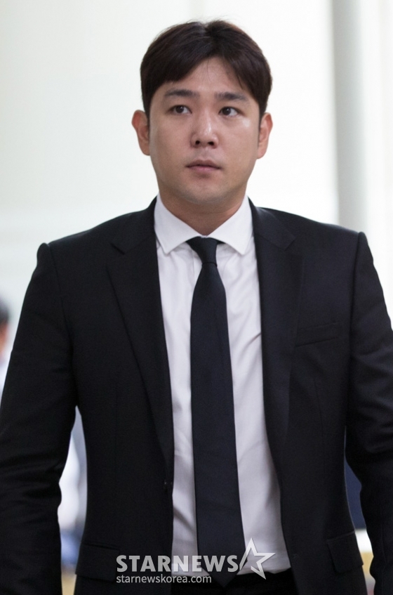 음주운전 사고로 물의를 일으킨 그룹 슈퍼주니어 강인이 17일 오전 서울 서초구 서초동 서울중앙지방법원에서 열린 첫번째 공판에 출석하고 있다. 강인은 지난달 5월 24일 새벽 술을 마신 채 자신의 승용차로 강남구 신사동 한 편의점 가로등을 들이받는 사고를 내고 도주한 혐의를 받고 있다. /사진=임성균 기자 tjdrbs23@