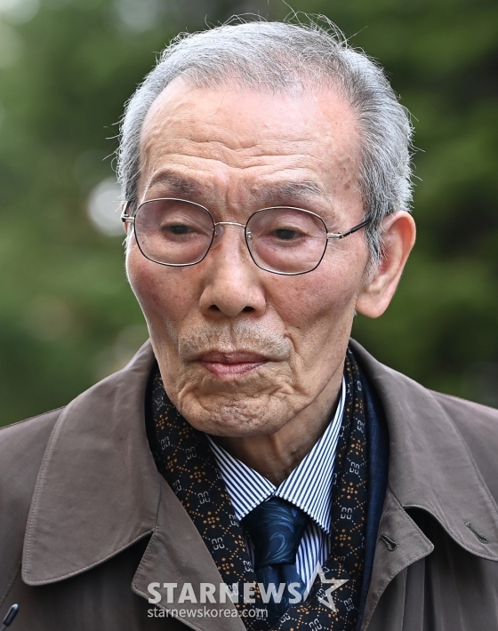 [성남=뉴시스] 김종택기자 = 강제추행 혐의로 기소된 원로 배우 오영수 씨가 15일 경기도 성남시 수원지방법원 성남지원에서 열린 선고 공판에 출석하고 있다. 오씨는 지난 2017년 여성 A씨에게 부적절한 신체접촉을 한 혐의를 받고 있다. 2024.03.15. jtk@newsis.com /사진=김종택
