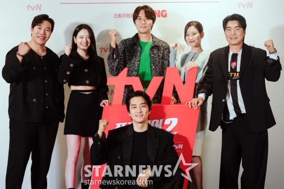 배우 태원석, 장규리, 소재현 감독, 오연서, 이시언, 송승헌이 28일 오후 온라인으로 진행된 tvN 드라마 '플레이이어2: 꾼들의 전쟁' 제작발표회에 참석해 포즈를 취하고 있다. 2024. 05.28 사기꾼, 해커, 파이터, 드라이버! 더 강력해진 '꾼'들이 돌아왔다! '가진 놈'들을 시원하게 털어버리는 팀플레이 액션 사기극으로 오는 3일 첫 방송된다. 2024.05.28 <사진=tvN 제공> /사진=임성균