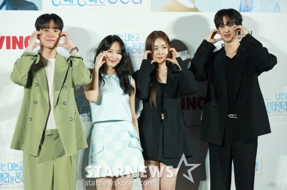 배우 이준영, 표예진, 송지우, 김현진이 29일 오전 서울 CGV용산아이파크몰에서 진행된 티빙 드라마 '나는 대놓고 신데렐라를 꿈꾼다' 제작발표회에 참석해 포즈를 취하고 있다. 현실의 벽에 부딪혀 신데렐라가 되기로 마음먹은 여자가 사랑 따위 믿지 않는 백마 탄 재벌 왕자를 만나 벌어지는 욕망 쟁취 로맨틱 코미디 시리즈 '나는 대놓고 신데렐라를 꿈꾼다'는 오는 31일 첫 방송된다. /2024.05.29 /사진=이동훈