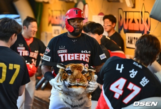 KIA 소크라테스 브리토가 28일 창원 NC전에서 3회 초 3점 홈런을 터트리자 동료들이 무관심 세리머니를 하고 있다.