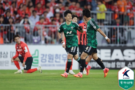 동점골을 터트린 이영재(가운데). /사진=한국프로축구연맹 제공